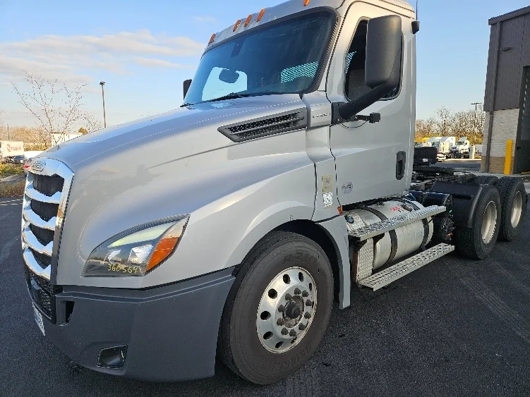 2020 Freightliner Cascadia - image 3