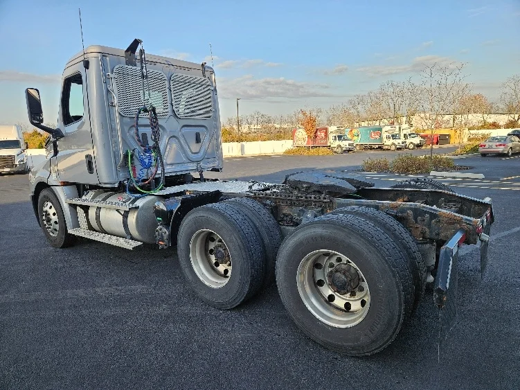 2020 Freightliner Cascadia - image 5