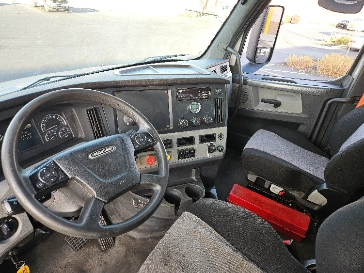 2020 Freightliner Cascadia - image 10