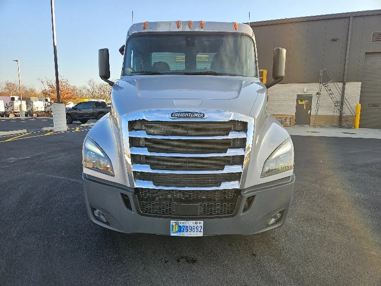 2020 Freightliner Cascadia - image 2