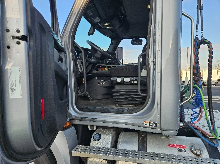 2020 Freightliner Cascadia - image 9