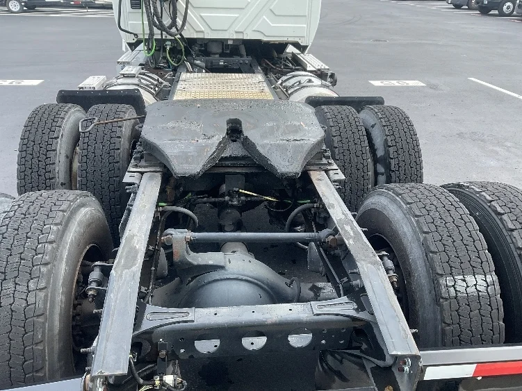 2018 International LT - image 6