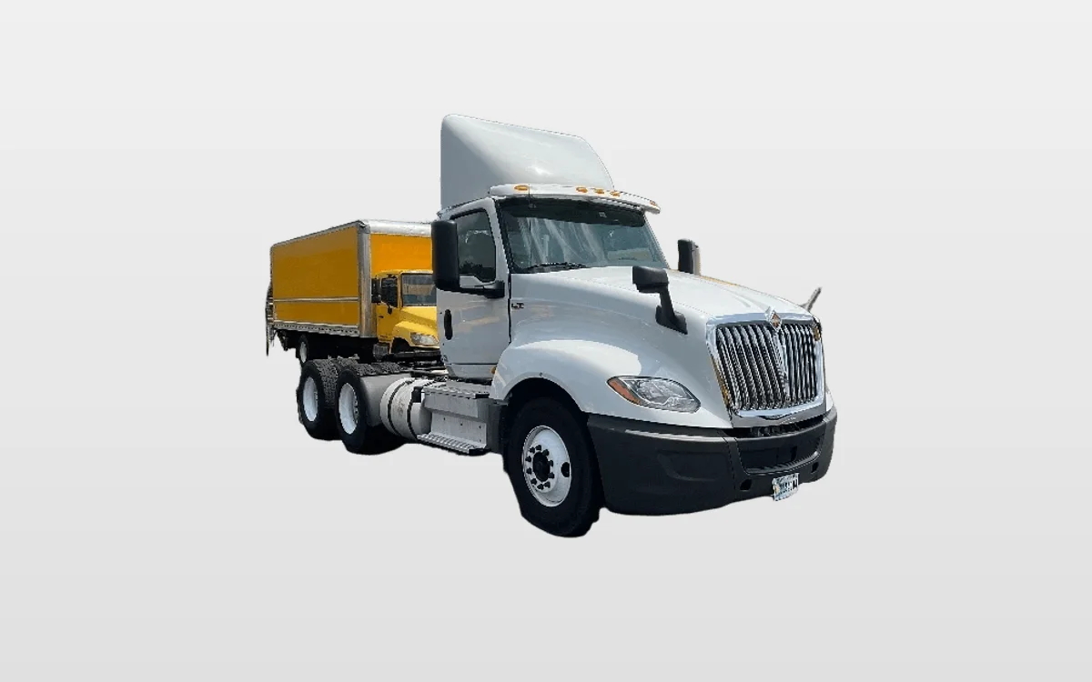 2018 International LT - image 1