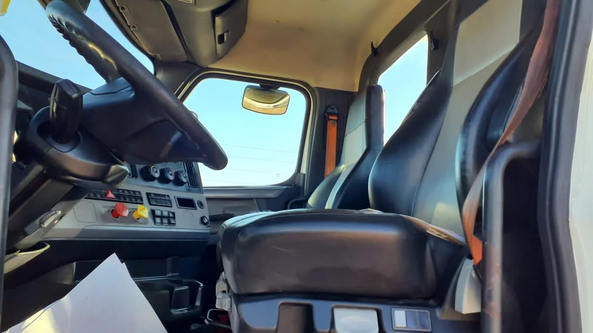 2021 Freightliner Cascadia - image 7