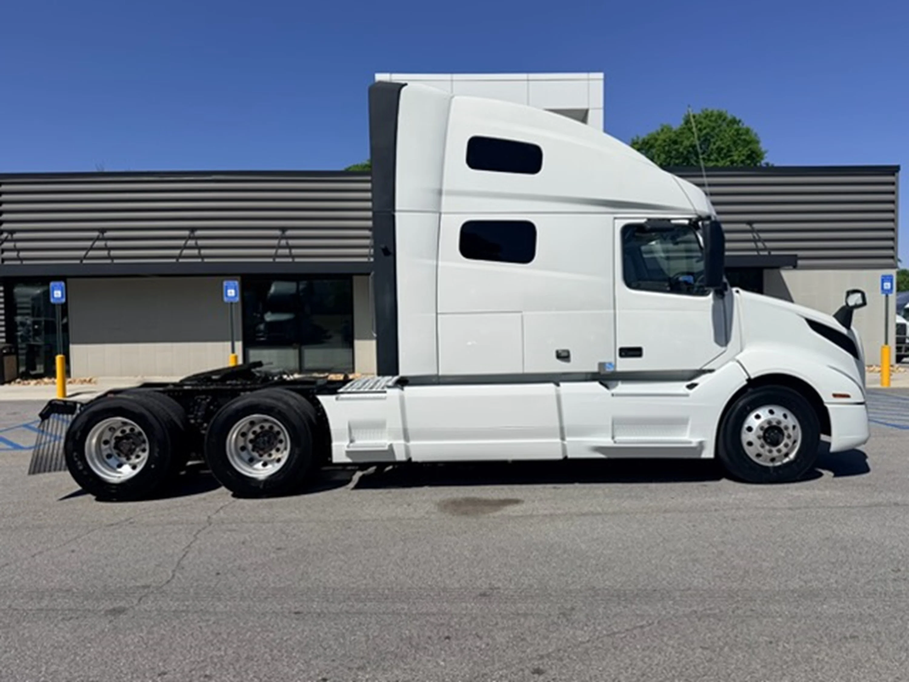 2023 Volvo VNL 760 - image 2