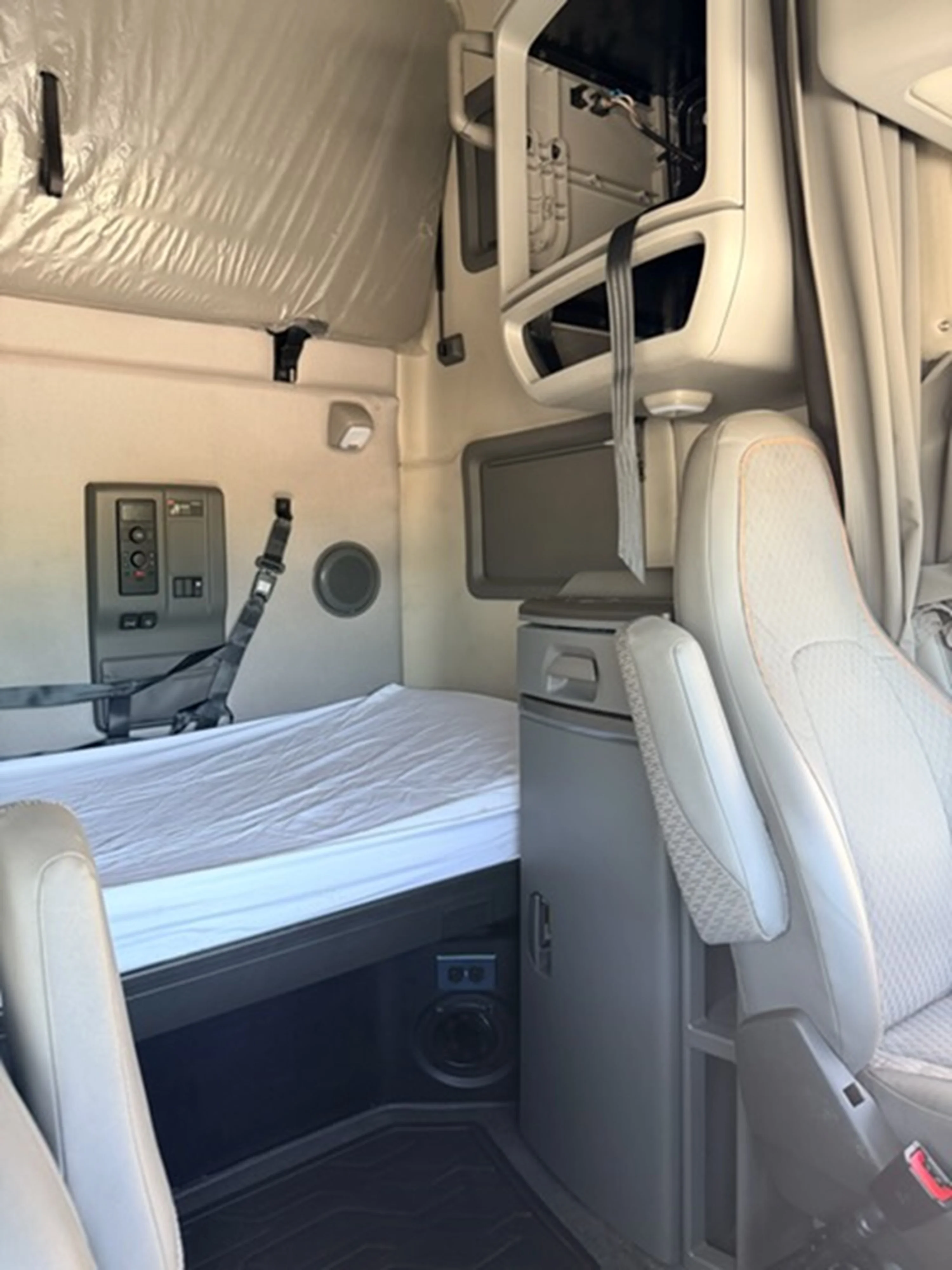 2023 Volvo VNL 760 - image 10