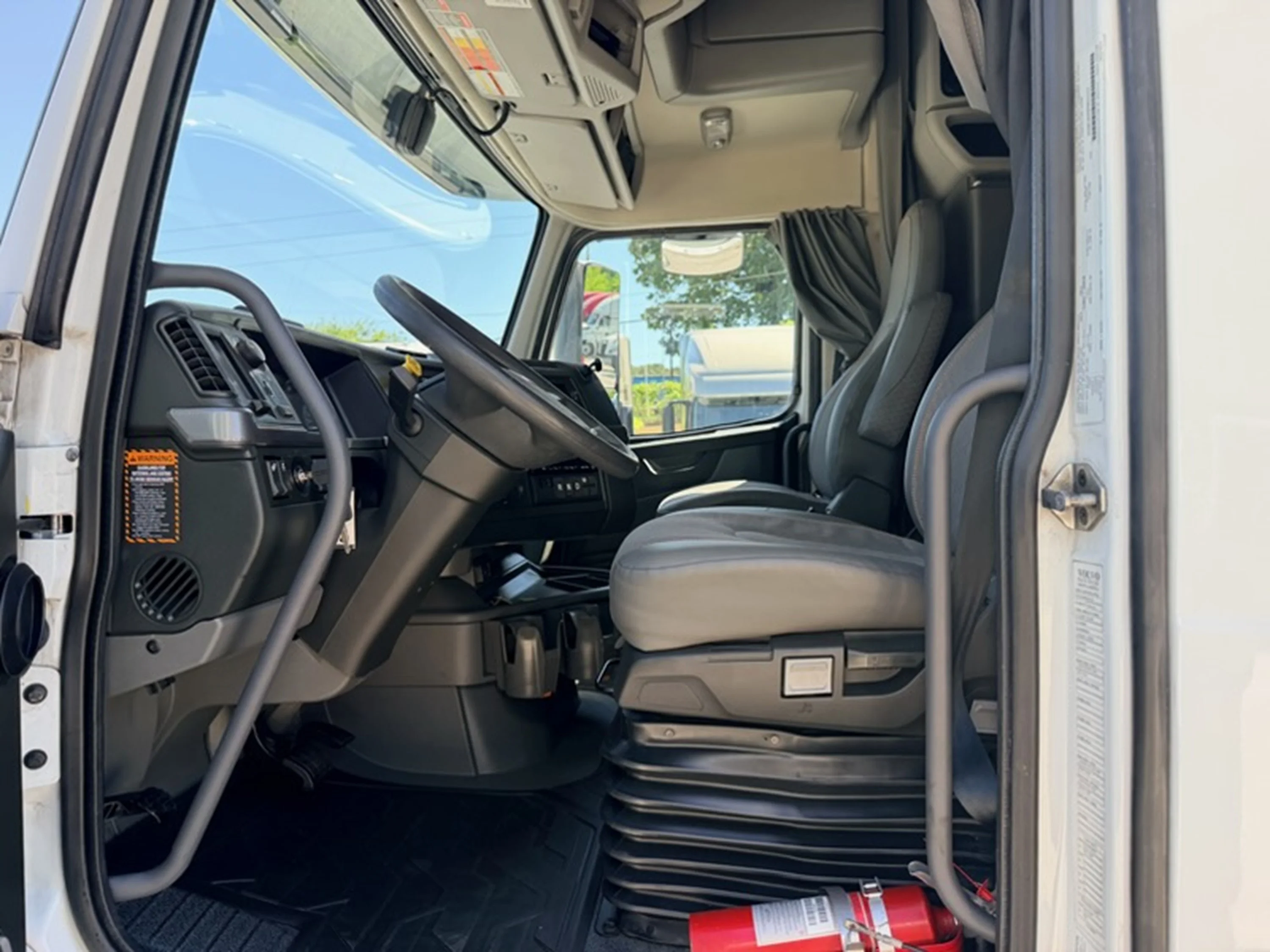 2023 Volvo VNL 760 - image 7