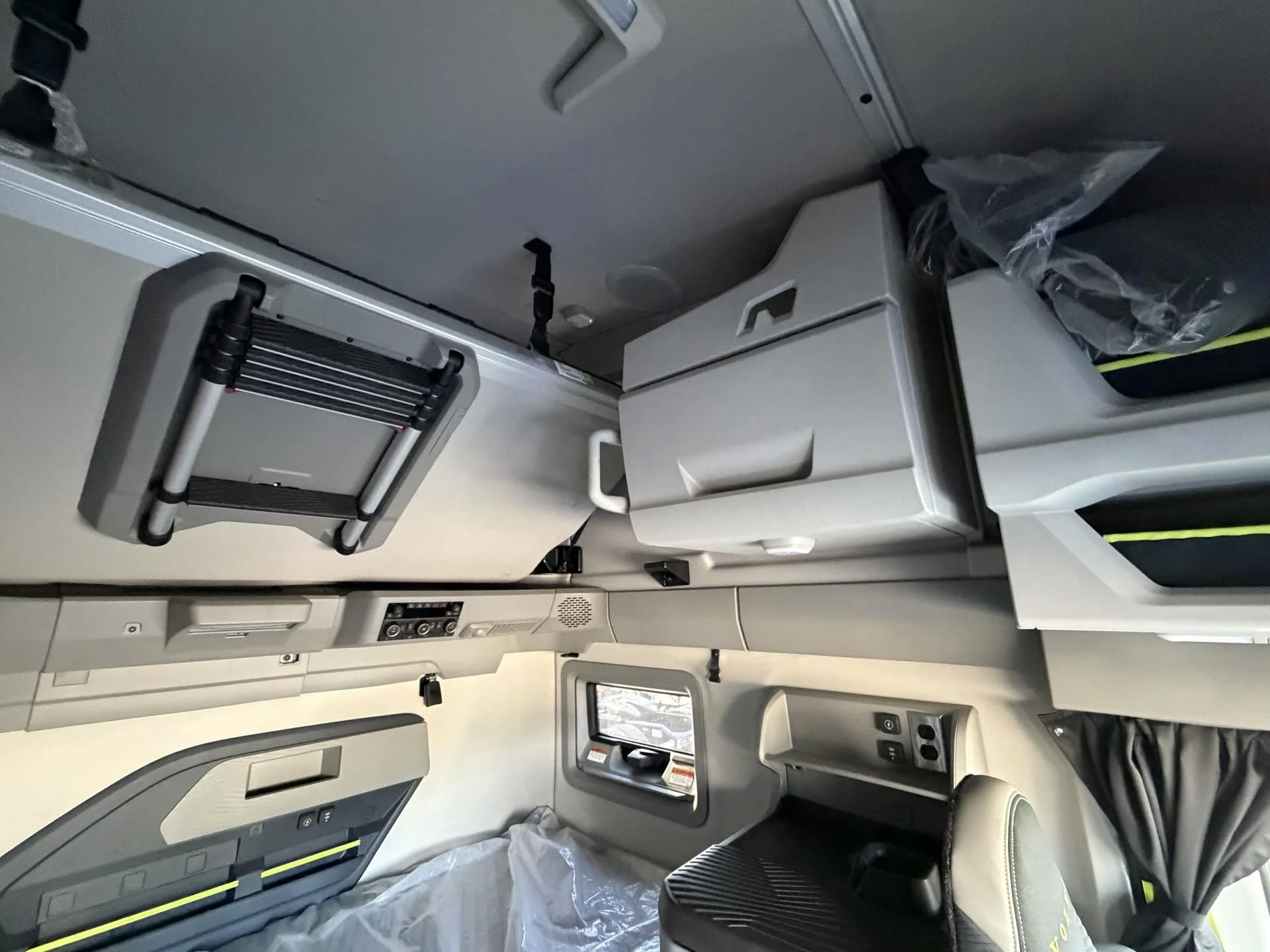 2025 Volvo VNL 860 - image 17