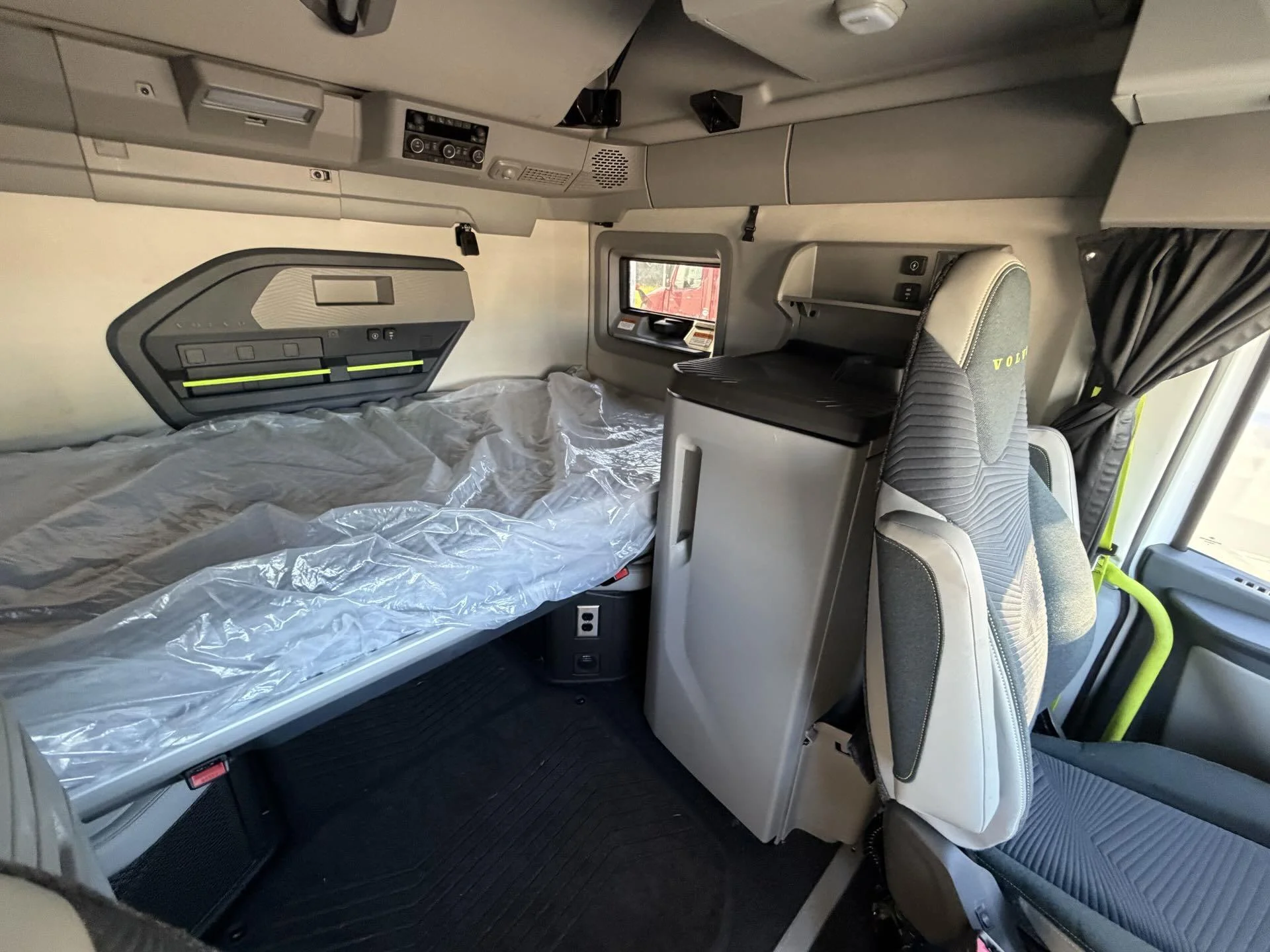 2025 Volvo VNL 860 - image 16