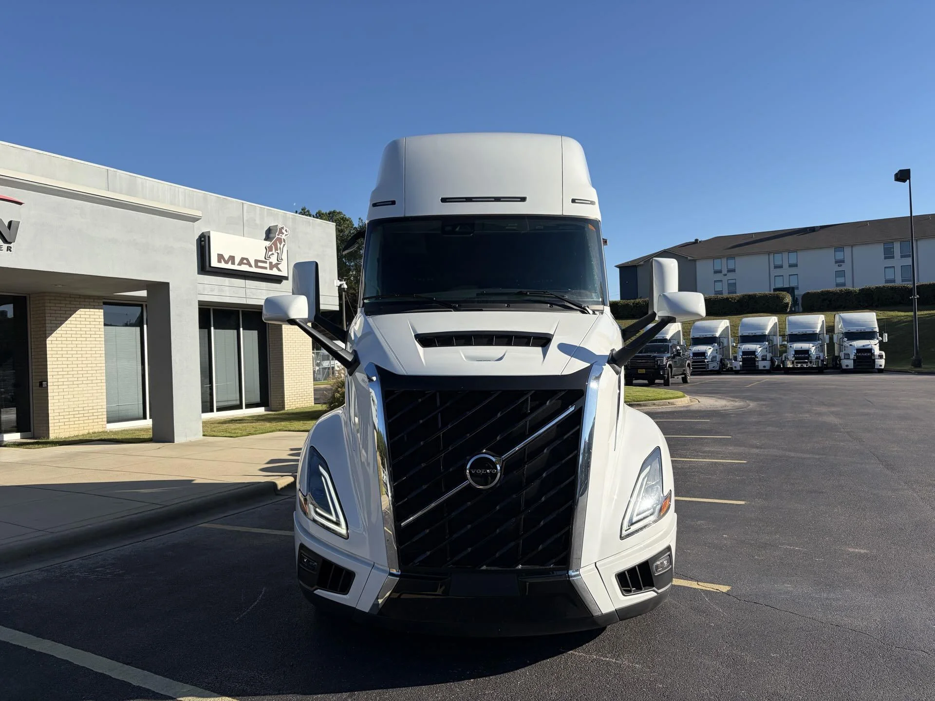 2025 Volvo VNL 860 - image 2