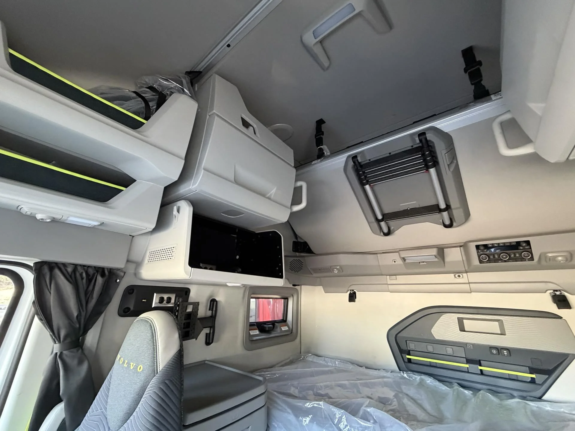 2025 Volvo VNL 860 - image 19