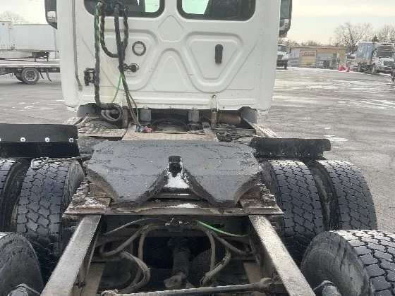 2020 Freightliner Cascadia in Fort Wayne, IN — photo 6