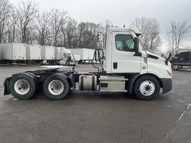 2020 Freightliner Cascadia in Fort Wayne, IN — photo 8