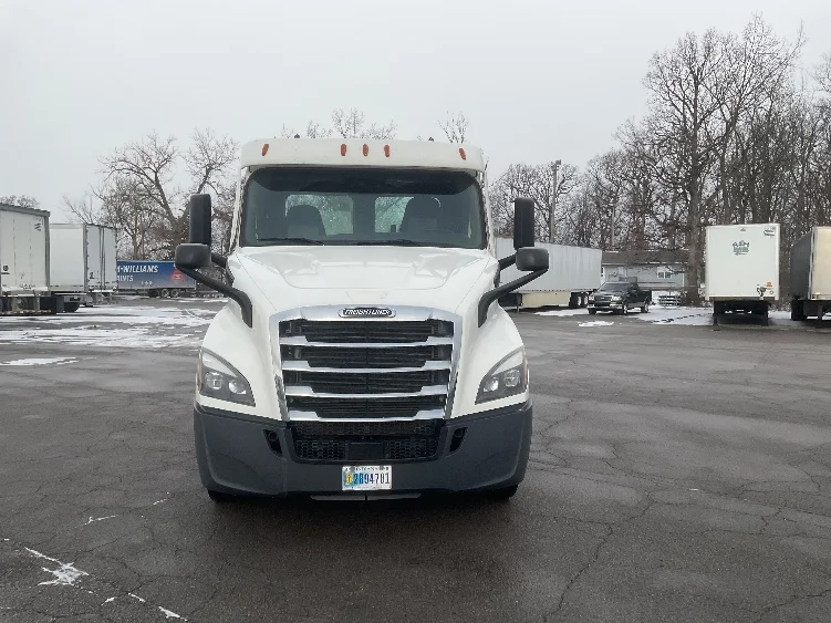 2020 Freightliner Cascadia in Fort Wayne, IN — photo 2