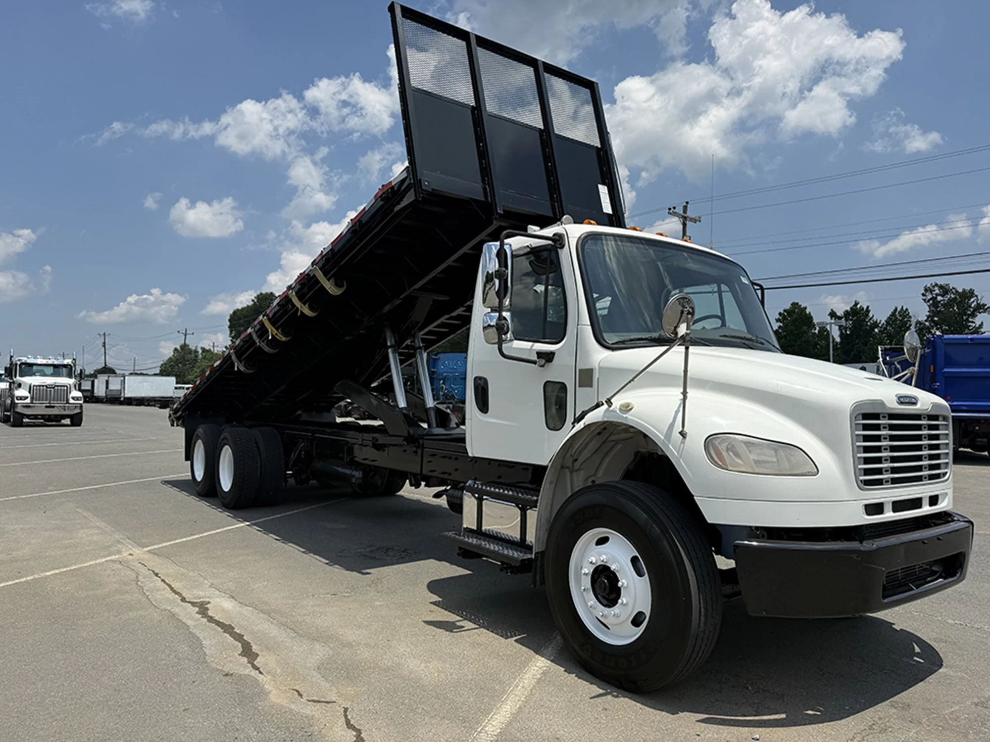 2020 Freightliner M2 106 — photo 2