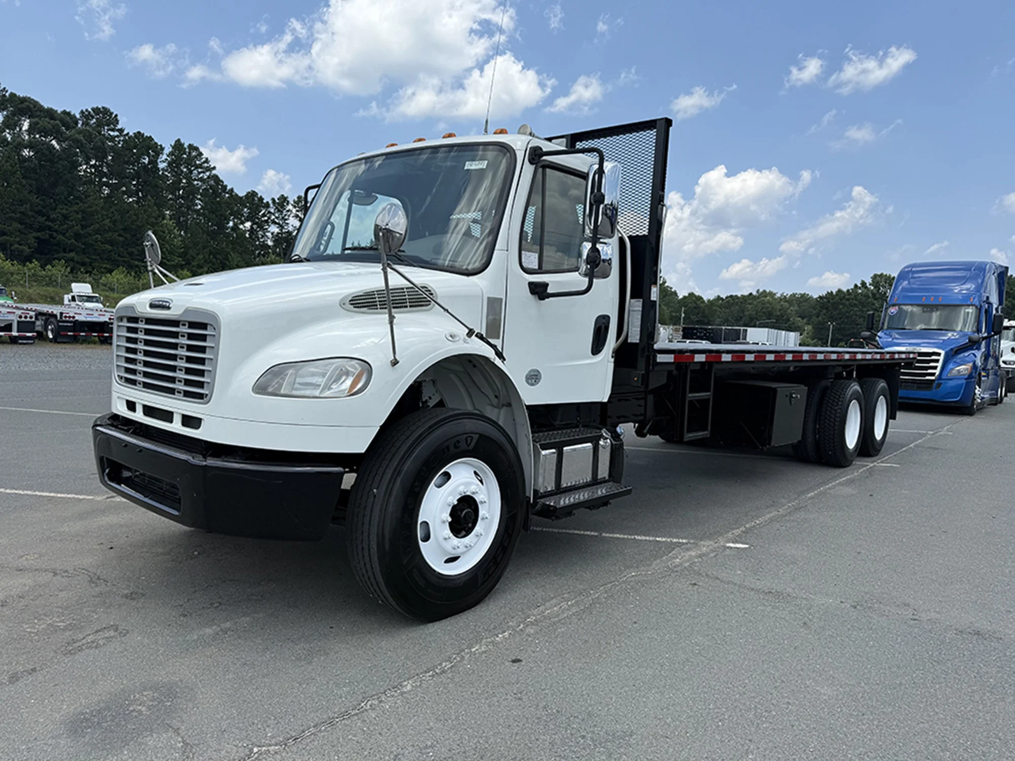 2020 Freightliner M2 106 — photo 3