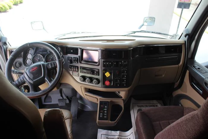 2017 Peterbilt 579 — photo 16