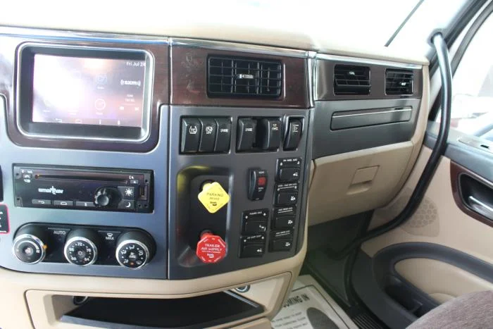 2017 Peterbilt 579 — photo 14