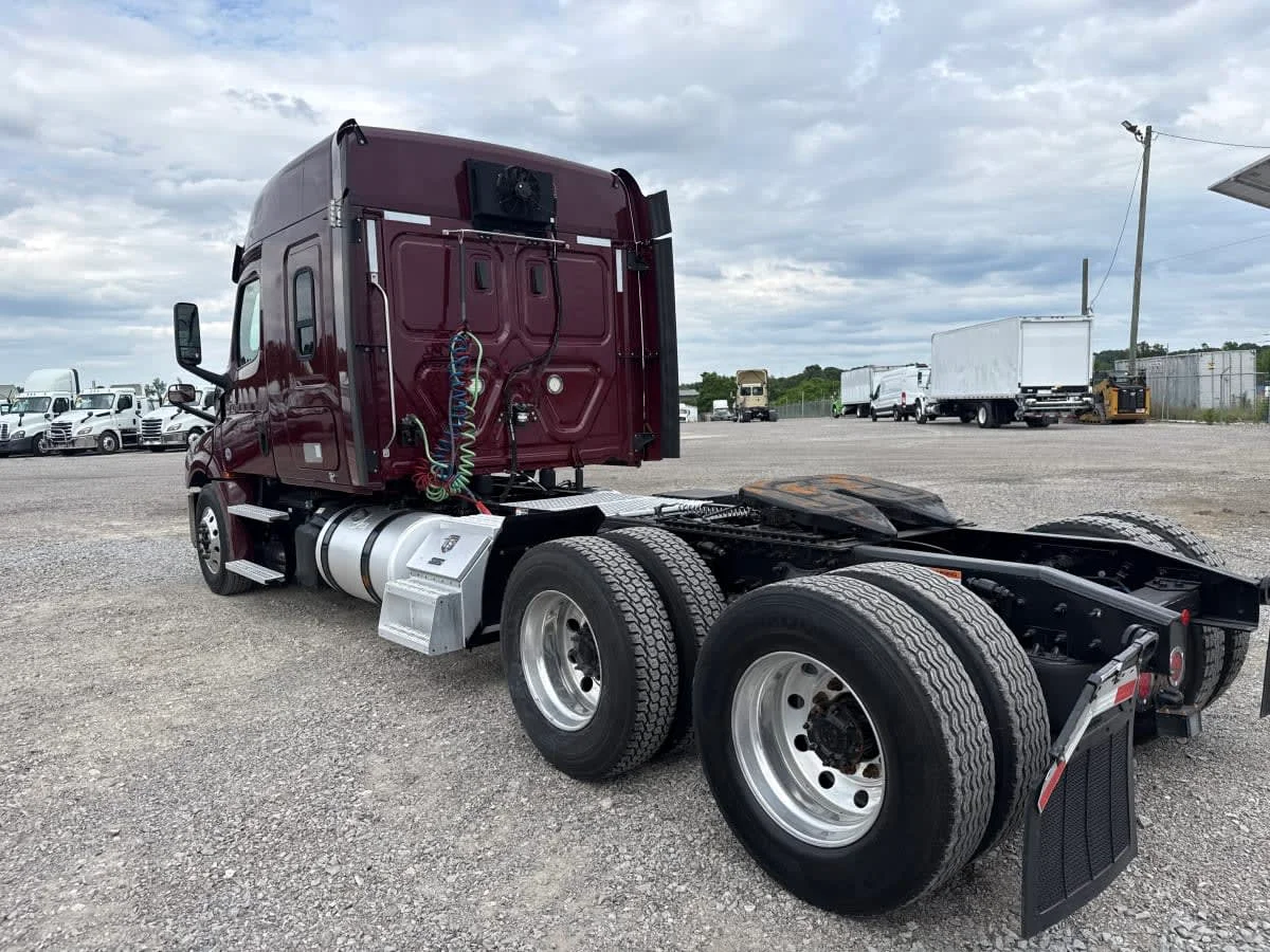 2020 Freightliner Cascadia in Birmingham, AL — photo 6