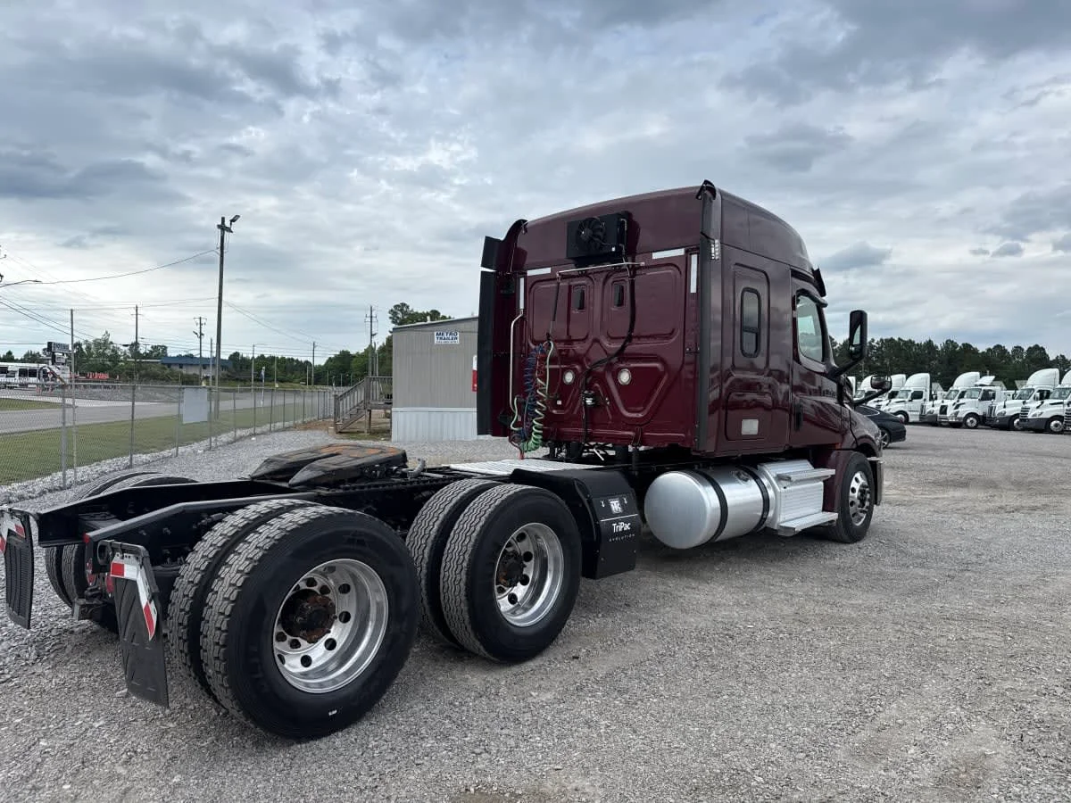 2020 Freightliner Cascadia in Birmingham, AL — photo 4