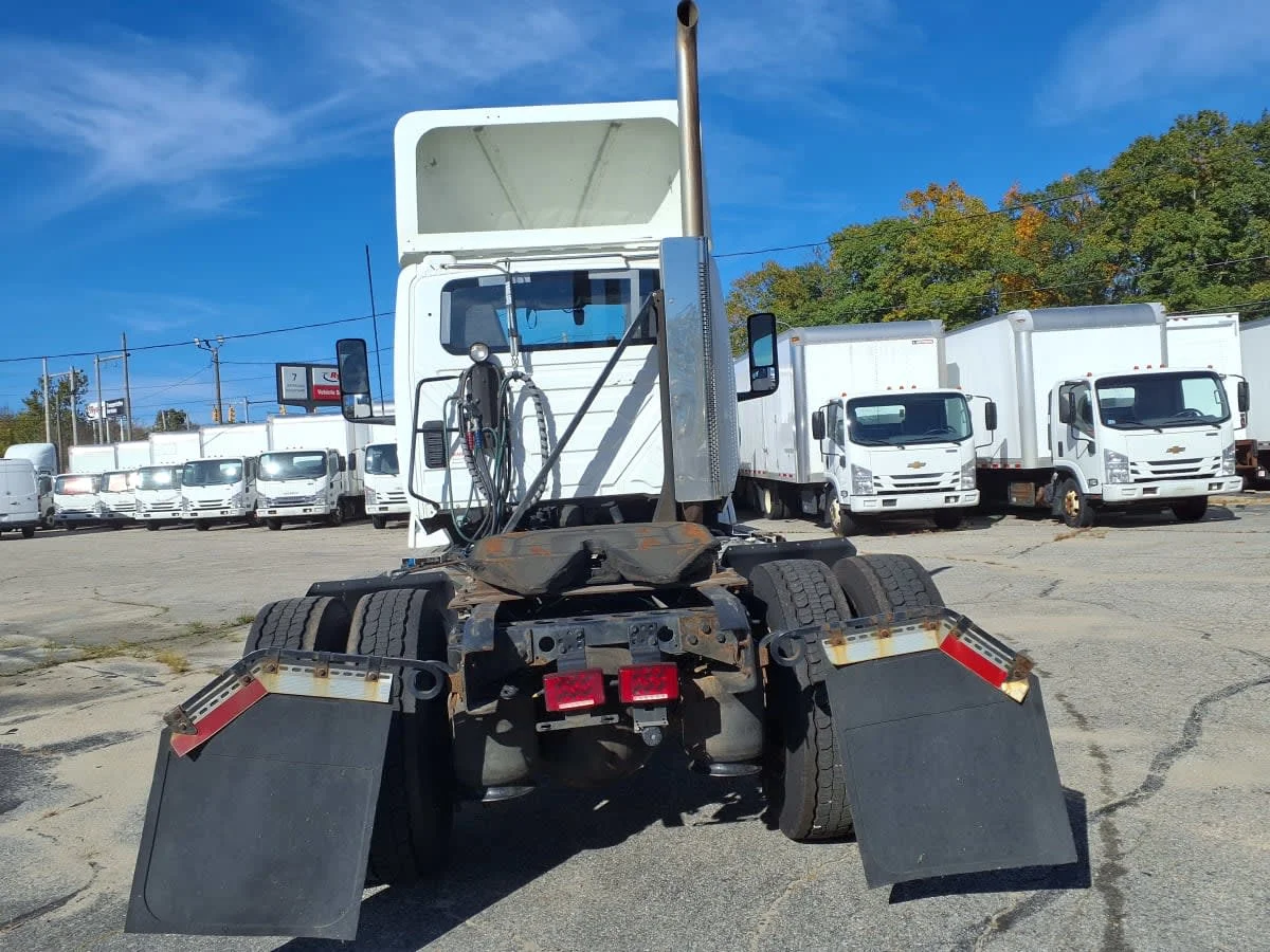 2021 International LT - image 5