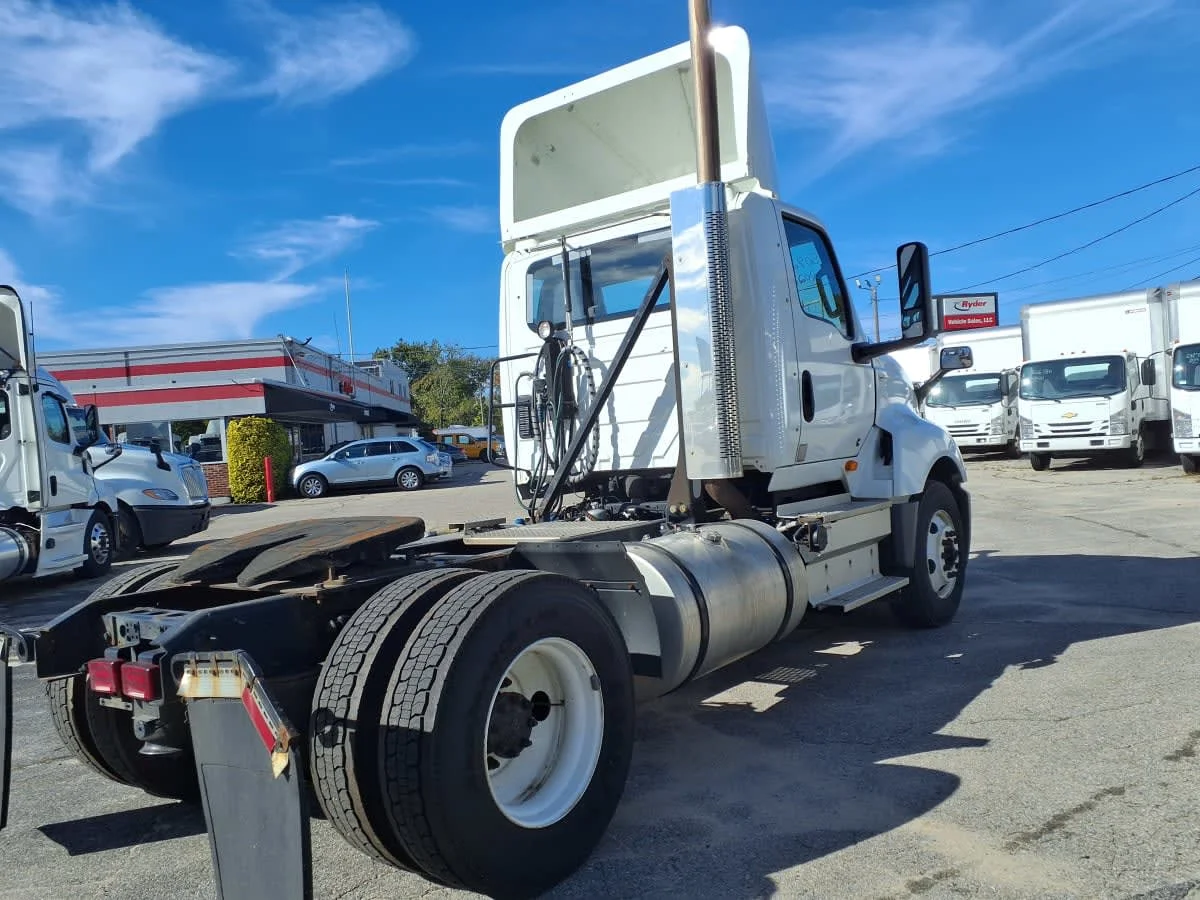 2021 International LT - image 4