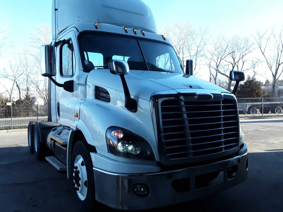 2017 Freightliner Cascadia in Kansas City, MO — photo 3