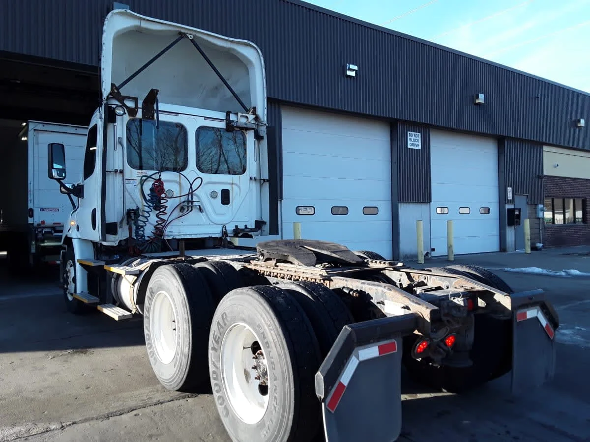 2017 Freightliner Cascadia in Kansas City, MO — photo 6