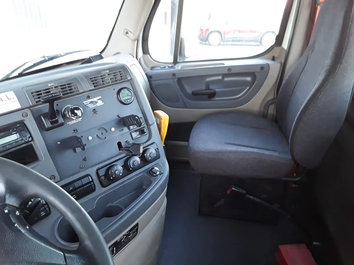 2017 Freightliner Cascadia in Kansas City, MO — photo 8