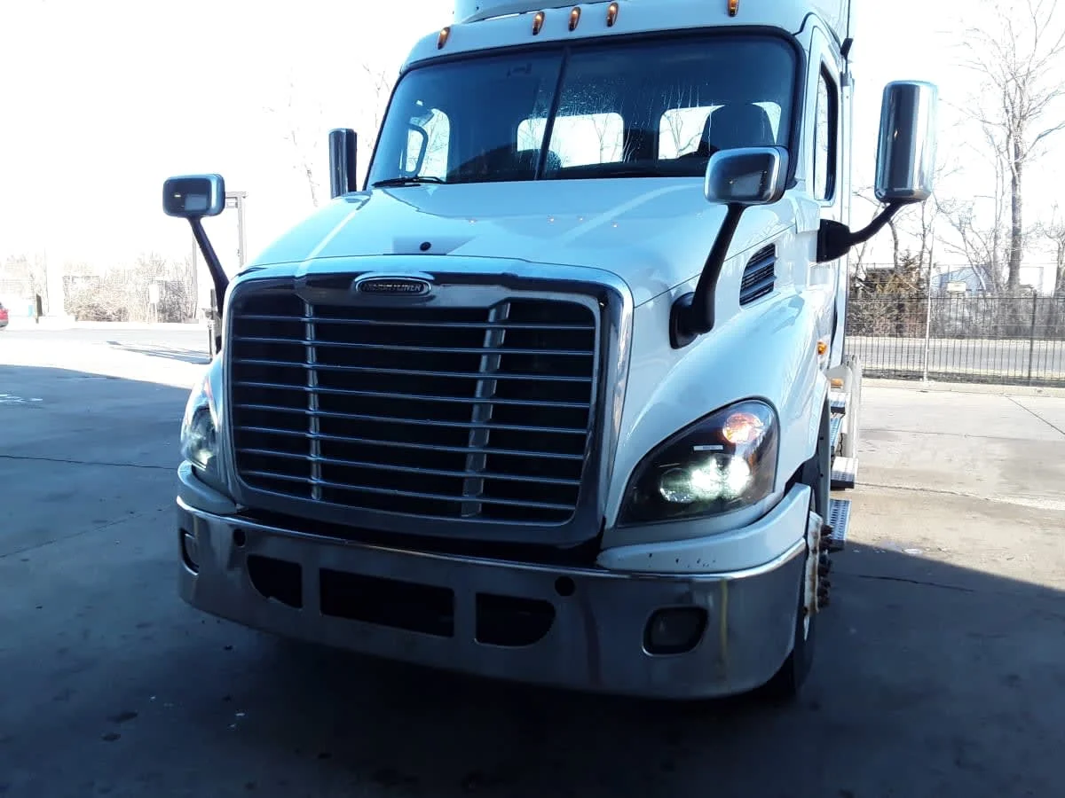 2017 Freightliner Cascadia in Kansas City, MO — photo 2