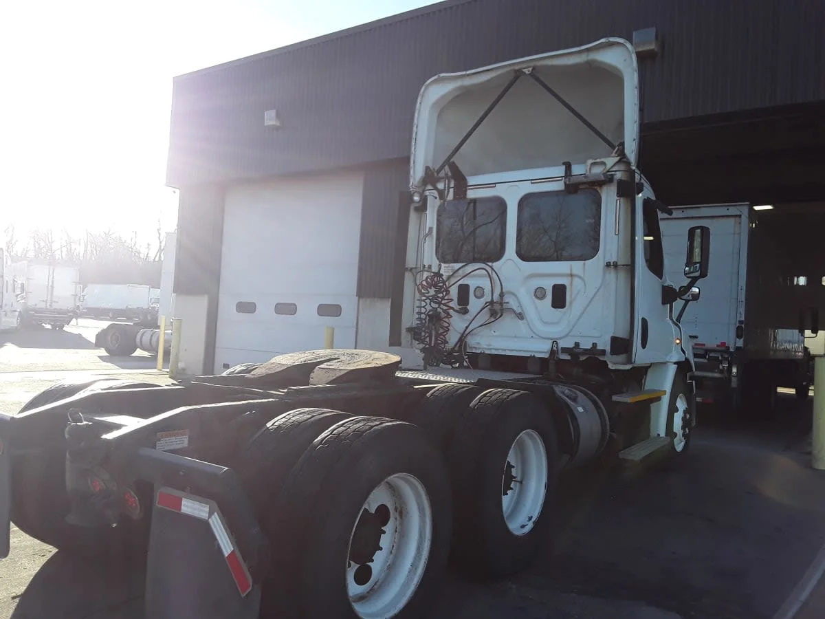 2017 Freightliner Cascadia in Kansas City, MO — photo 4