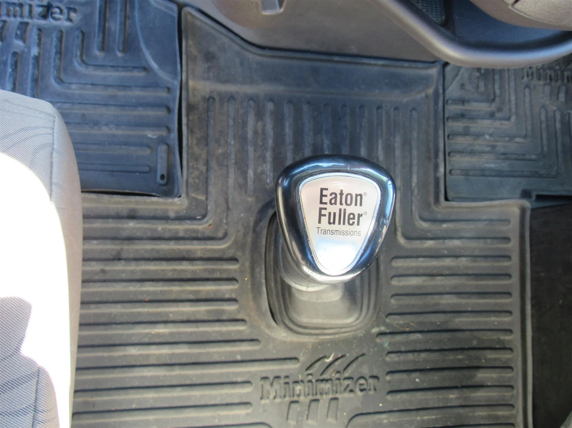 2014 Volvo VNL 300 - image 15