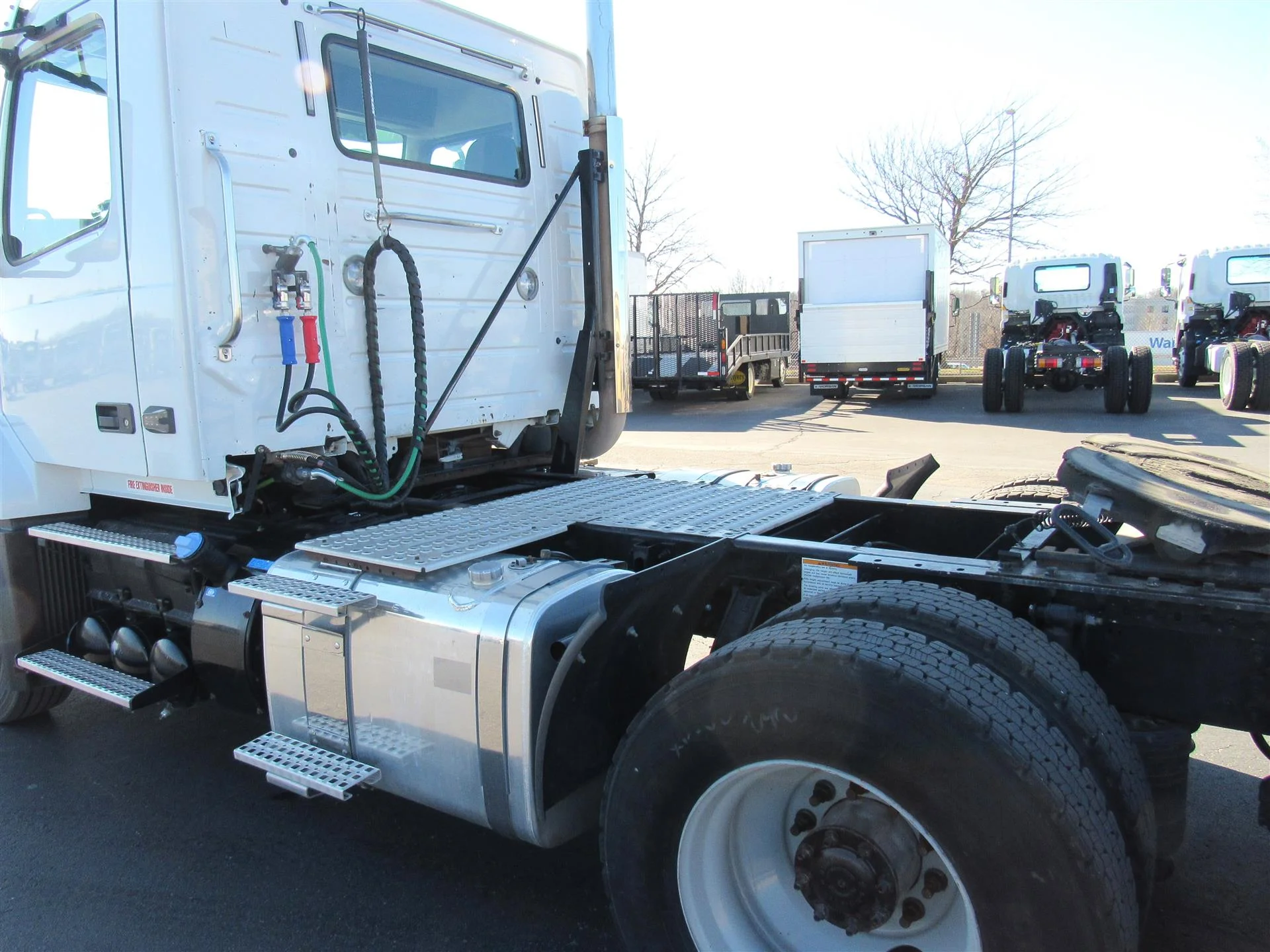 2014 Volvo VNL 300 - image 3