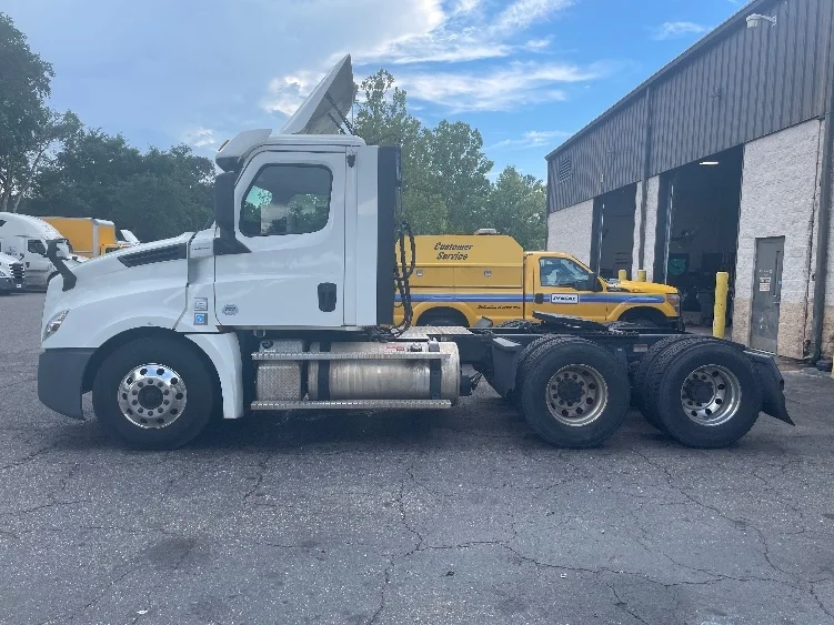 2020 Freightliner Cascadia in Pensacola, FL — photo 4