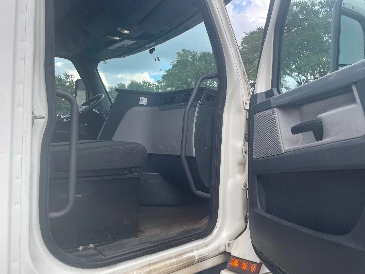 2020 Freightliner Cascadia in Pensacola, FL — photo 9