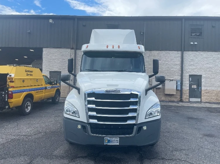 2020 Freightliner Cascadia in Pensacola, FL — photo 2