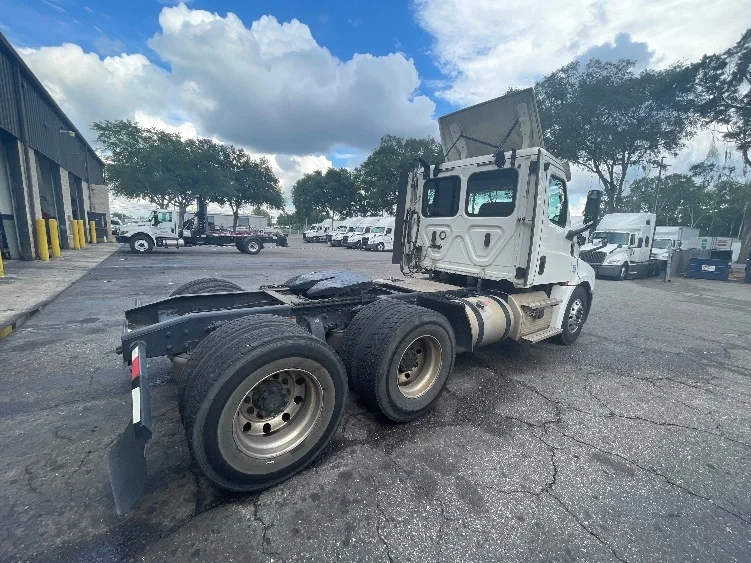 2020 Freightliner Cascadia in Pensacola, FL — photo 7