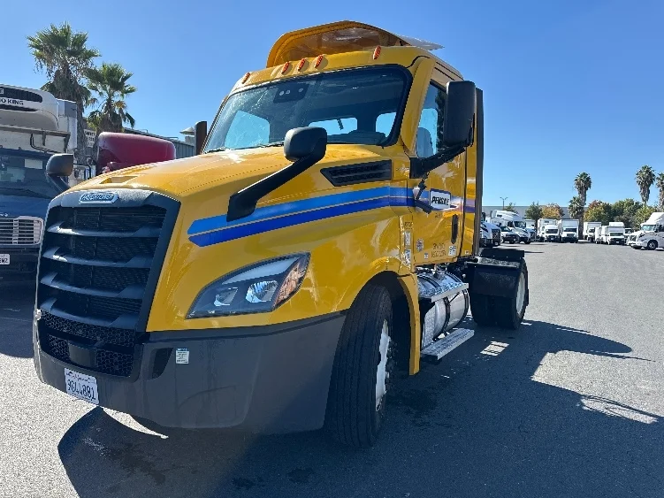 2022 Freightliner Cascadia - image 3