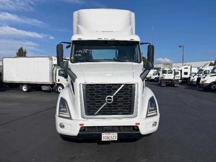 2020 Volvo VNR 640 - image 2