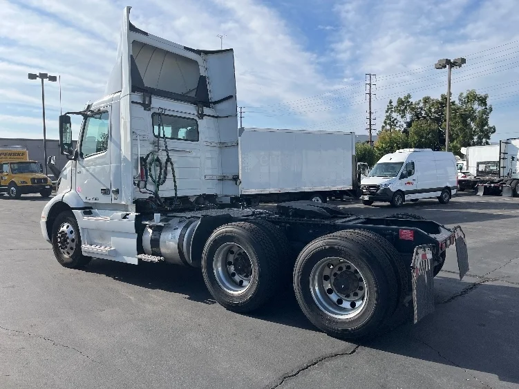 2020 Volvo VNR 640 - image 5