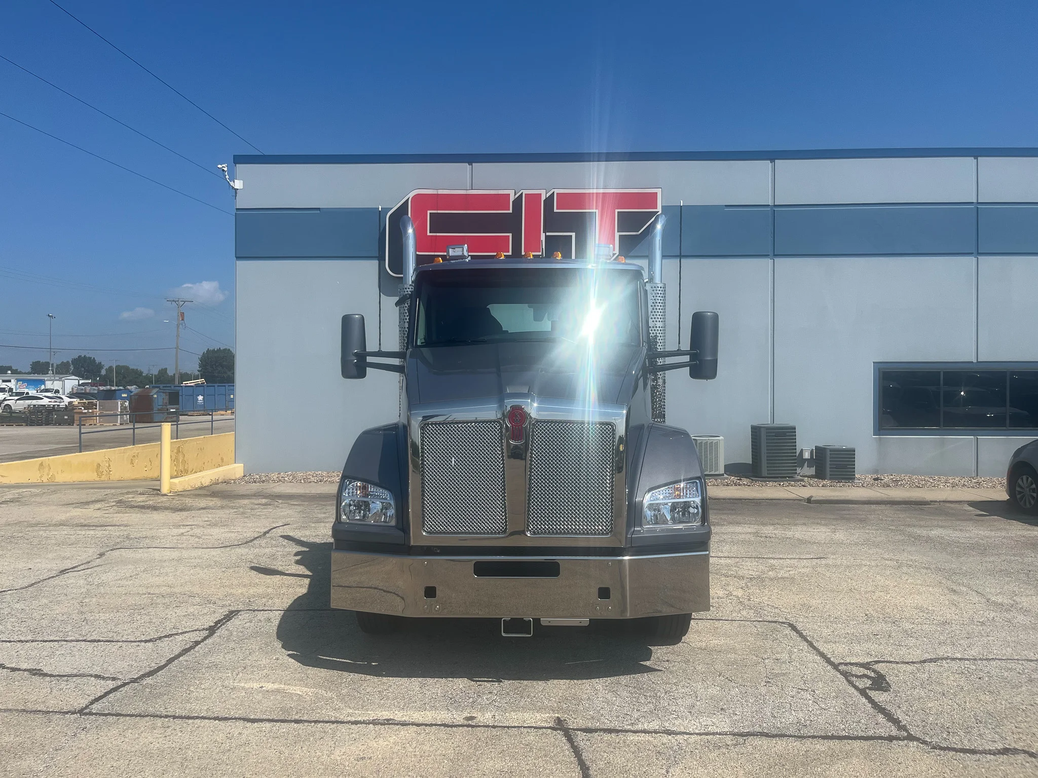 2027 Kenworth T880 in Springfield, IL — photo 2