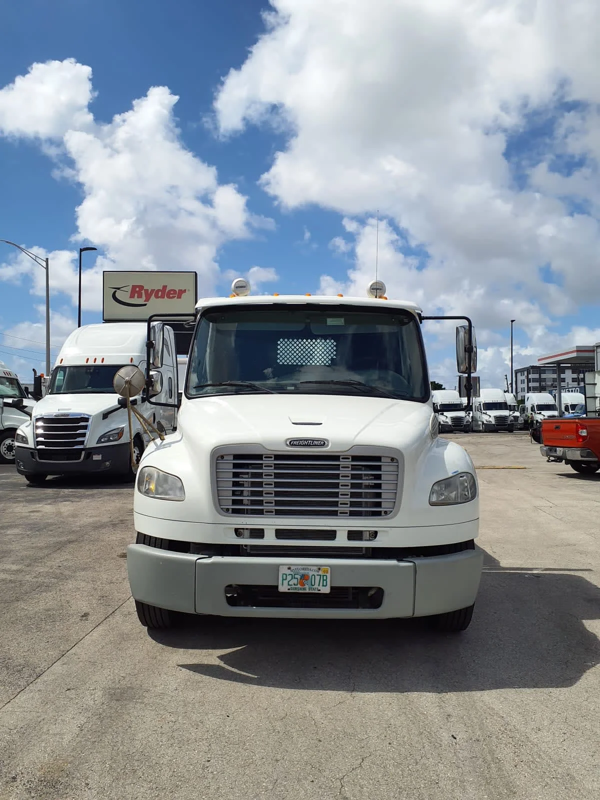 2019 Freightliner M2 106 in Miami, FL — photo 2