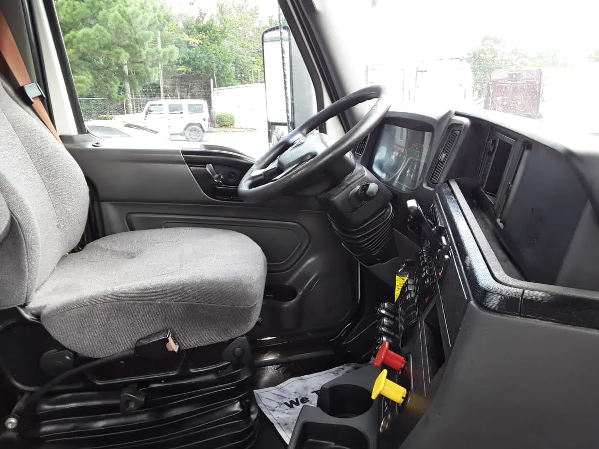 2020 International LT - image 6