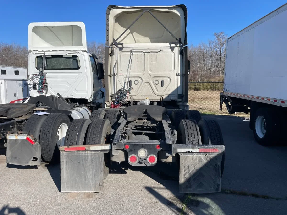 2022 Freightliner Cascadia - image 4