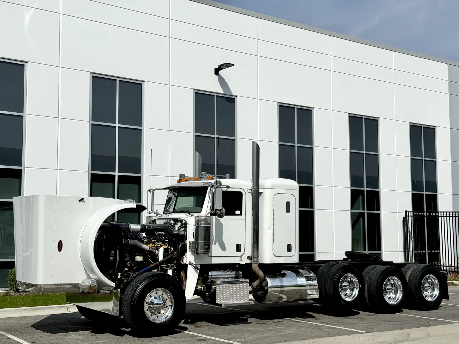 2008 Peterbilt 388 in New Lenox, IL — photo 10