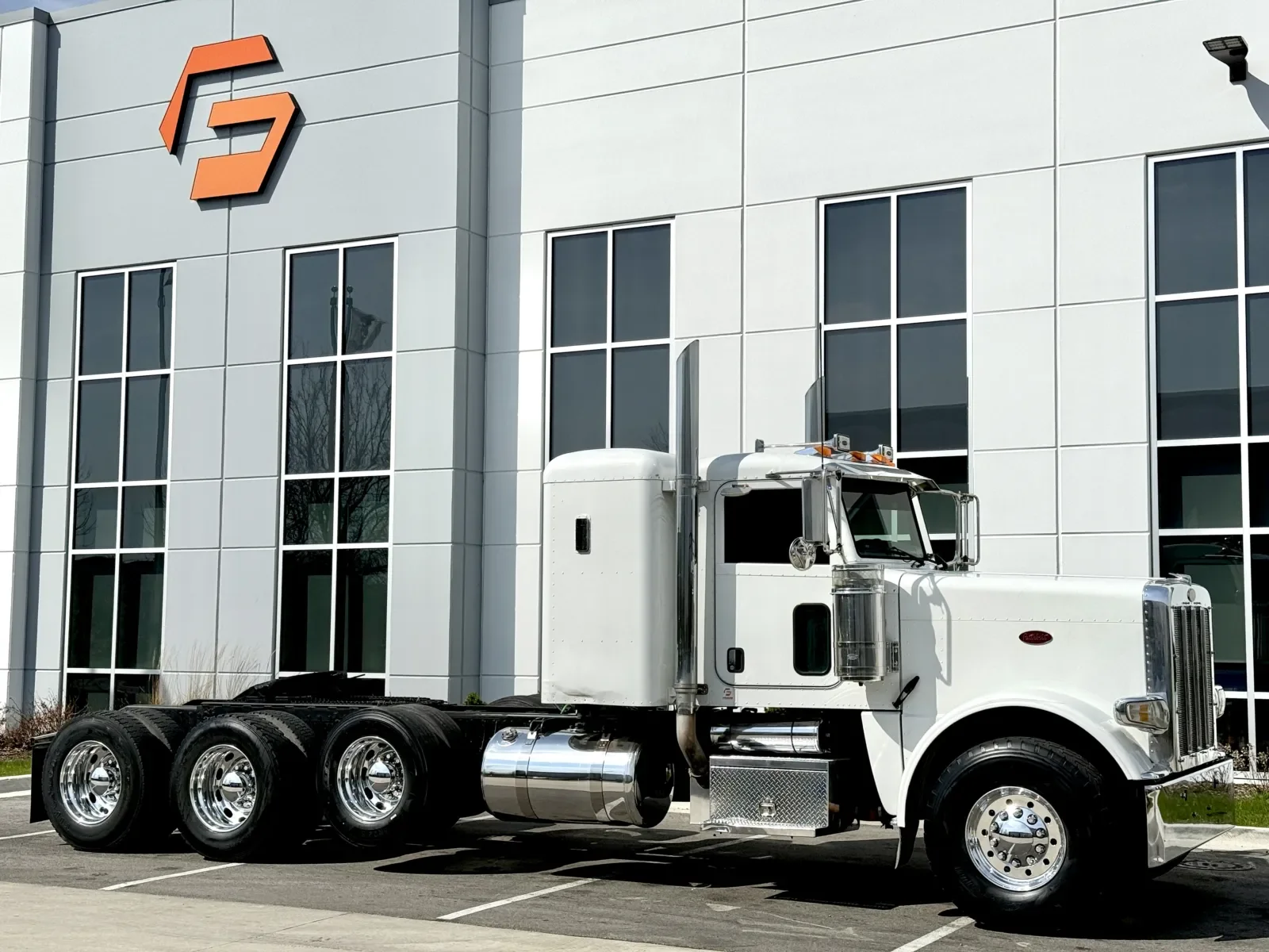 2008 Peterbilt 388 in New Lenox, IL — photo 2
