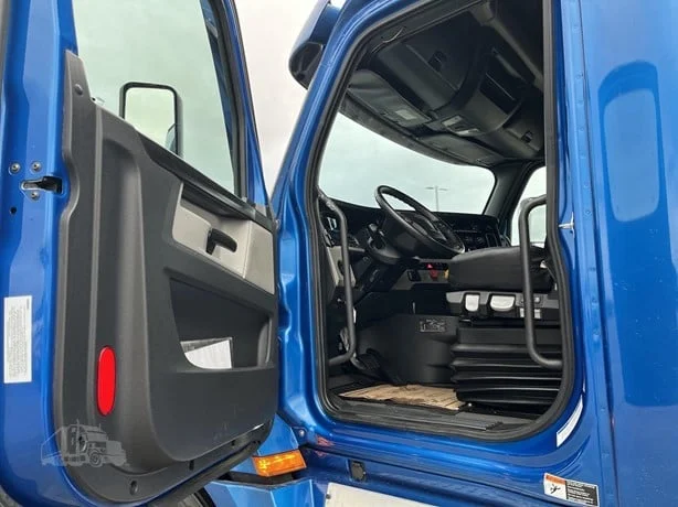 2024 Freightliner Cascadia - image 12