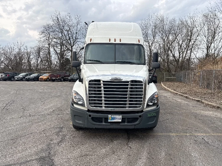 2020 Freightliner Cascadia - image 2