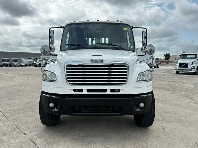 2018 Freightliner M2 106 in San Antonio, TX — photo 3