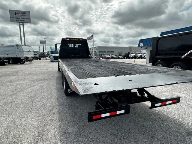 2018 Freightliner M2 106 in San Antonio, TX — photo 8
